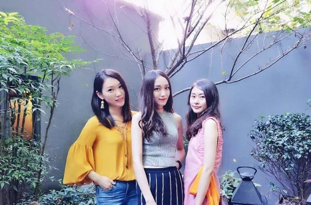 宜宾3女子到成都玩,点两菜一酒竟花4910元,网友笑道:这酒真贵