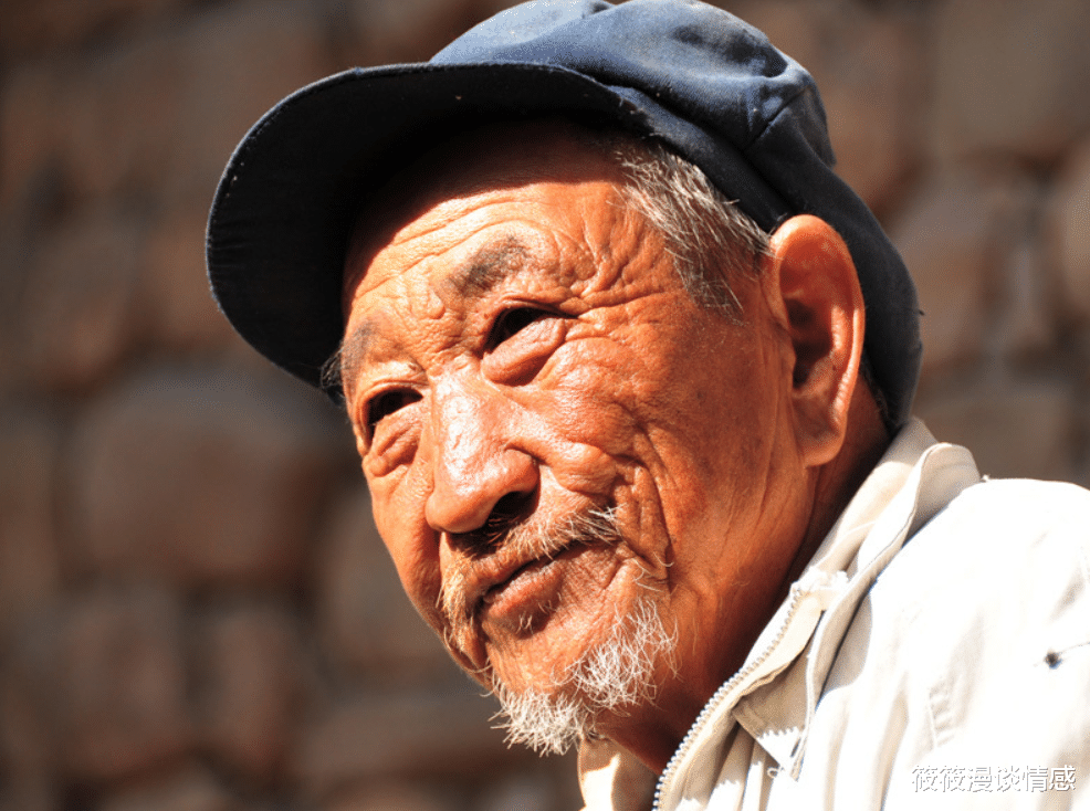 立秋|面对女牌友的投怀送抱,66岁大爷:我是老了,但不糊涂