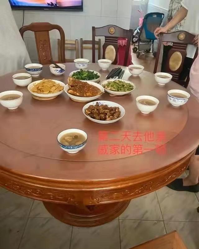 女生在山东男友家分桌进餐引热议:男桌好酒好菜,女桌先上主食?