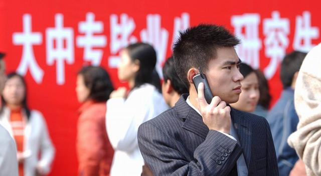 因午休玩手机声音太大遭公司辞退,员工欲索赔15万,处理结果来了
