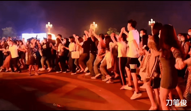 荷花|败兴而散，云南楚雄火把节向游客们展现了“磨刀霍霍”的形象！