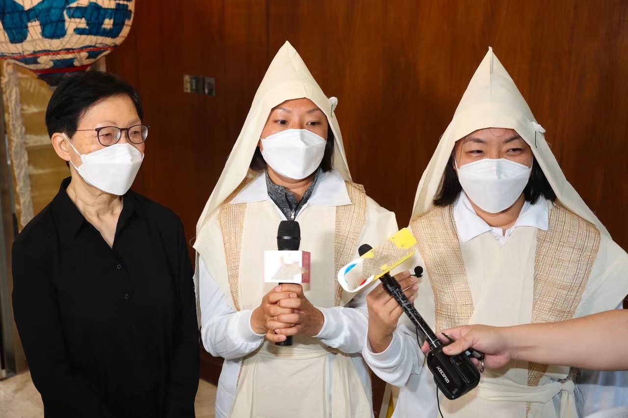 卢雄|“星爷御用配角”卢雄设灵,王祖蓝痛失恩师,携妻李亚男送花牌悼念