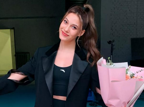 谷爱凌|19岁谷爱凌已经1米8了!与粉丝合影被称赞,明年1月回归滑雪