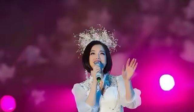 白雪|歌手白雪：中年离异后，恋上小8岁男友，18岁儿子颜值高