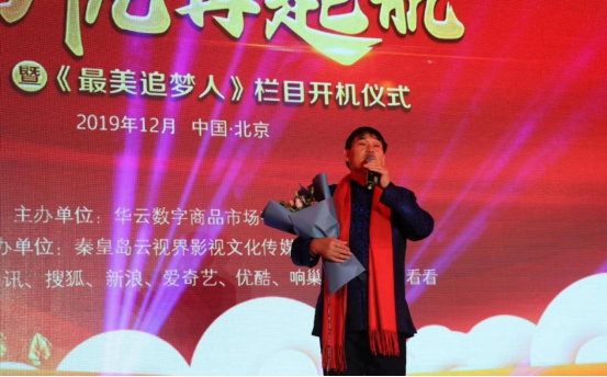 大衣哥老婆太能干,忙清理鸡舍,推几车鸡粪不喊累,名牌上衣抢镜