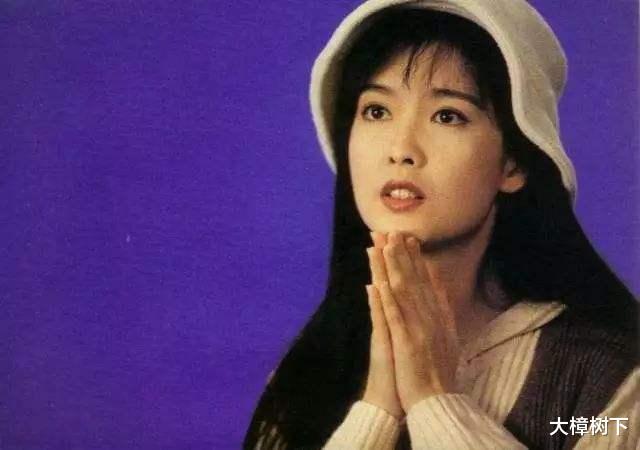 周慧敏|“玉女掌门人”周慧敏：与豪门男友相恋20年，头顶“大草原”仍选择原谅