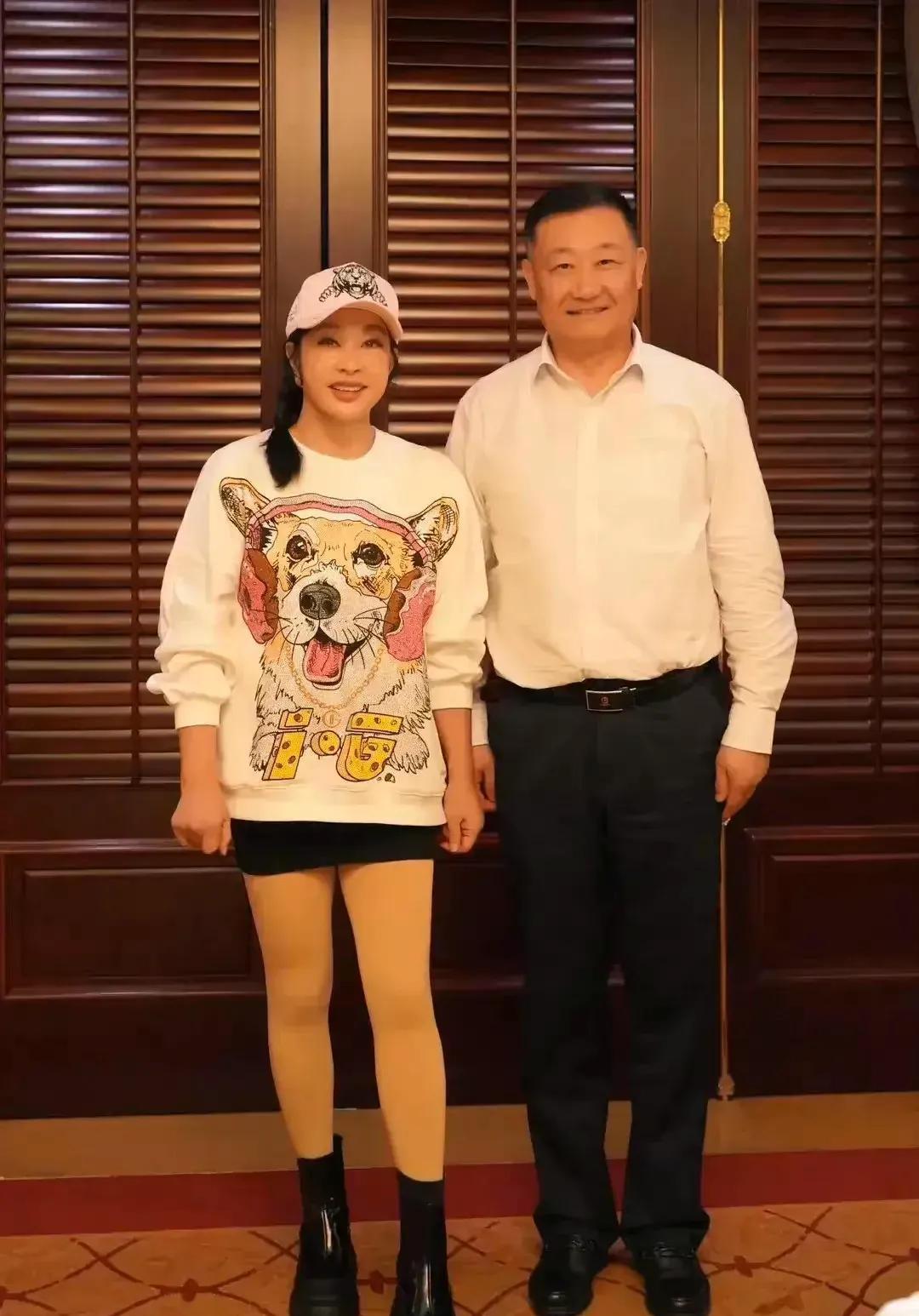 刘晓庆|70岁刘晓庆参加同学聚会穿短裙露大腿站在男女同学中间像一家三口