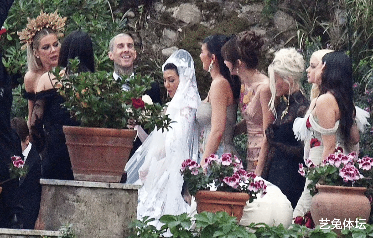 金·卡戴珊|卡戴珊大姐嫁人，“坠机”男友开心到对瓶吹红酒，布克未现身