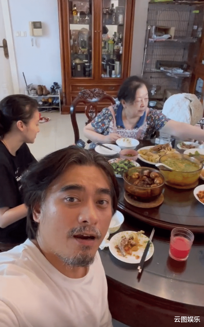 陈龙|上海解封众星扎堆出行,陈龙携妻儿回父母家,李湘母女名牌店购物