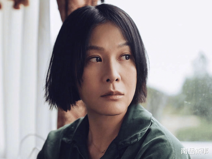 刘若英|53岁刘若英坐高铁看球赛，素面朝天皱纹增多，眼袋又重又黑还显老