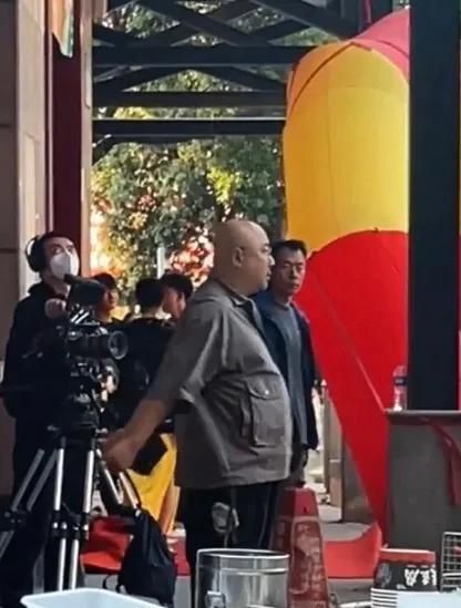 李佳琦 徐峥亮相新片片场，路透镜头下体重一览无余