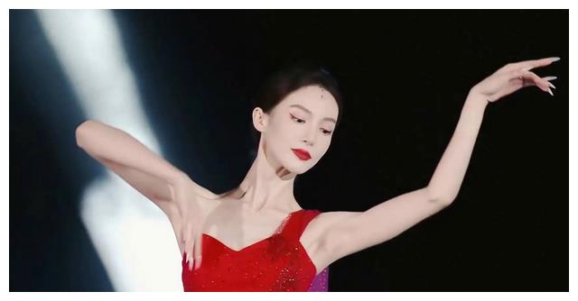 金晨|32岁金晨拍性感大片！一身肌肉像金刚芭比，领口开衩到腰部太妩媚