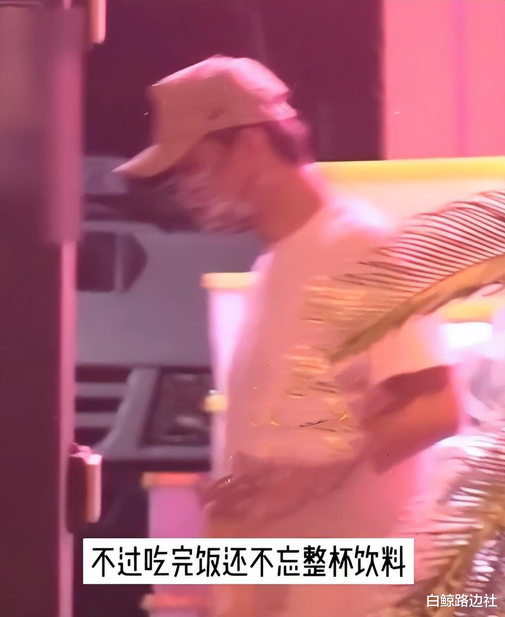 潘粤明 48岁潘粤明深夜聚餐！瘦身明显气质变化大，贴心给小10岁女友买饮料