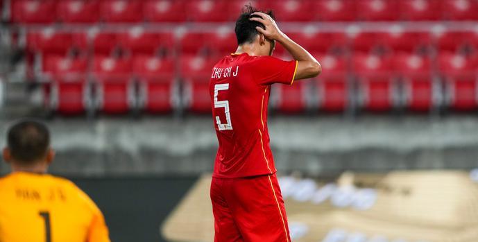 丢人丢大了!脱了衣服都是赘肉,全场没有射门,队长累到脸色苍白