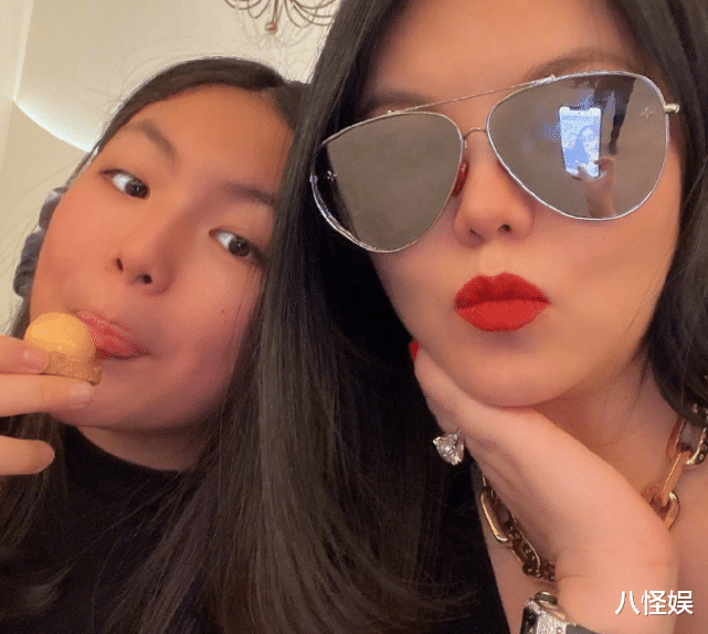 护发素 王诗龄瘦身成功后不松懈，和妈妈李湘一起练拳击，纤细长腿太抢镜