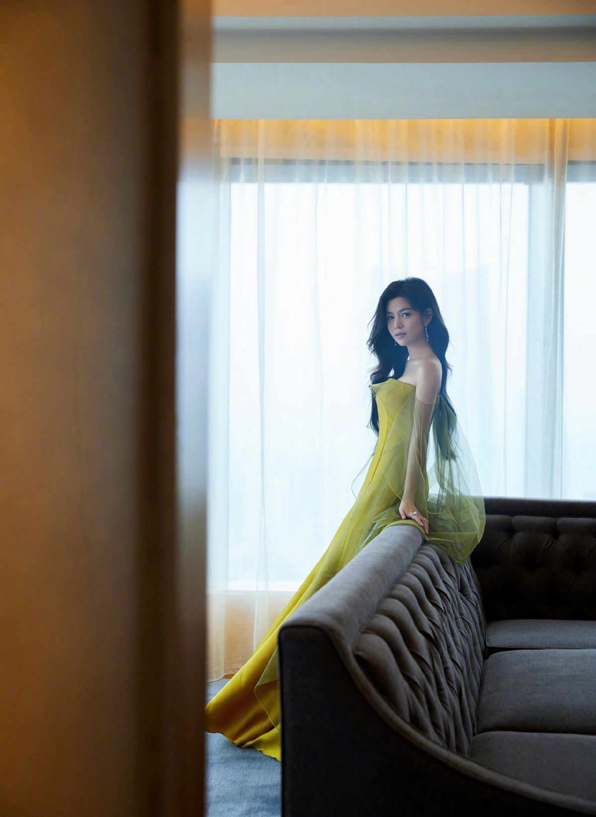 陈妍希|被陈妍希惊艳了，一袭金色抹胸裙高贵又优雅，38岁越来越有魅力了