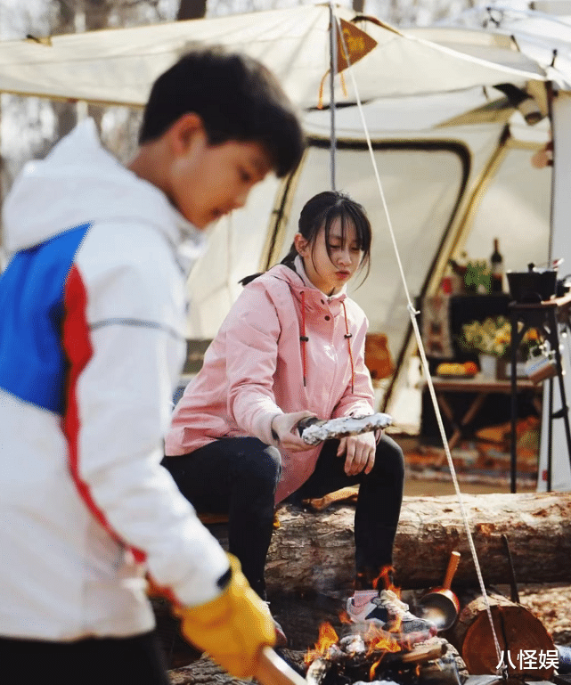 田亮|田亮夫妇带儿女露营,森碟和弟弟劈柴生火,干起活来一点不矫情?