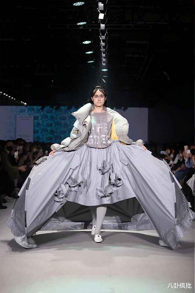 时装周|“复活”邓丽君！外省时装周将诡异进行到底！