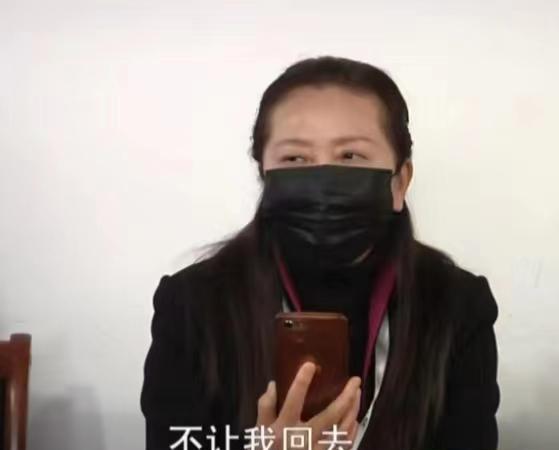 夫妻找父亲要钱养四个娃，父亲不给钱，他们就把后妈赶出家门