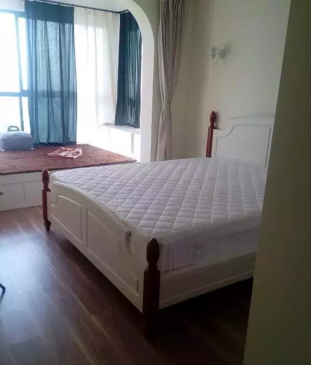 老婆在卫生间砌堵墙,装修师傅说她脑子进水了,装完后反过来夸她