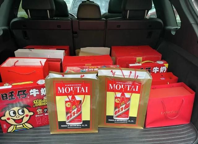 河北老丈人带安徽女婿下馆子,看到八大碗不敢吃,网友:少见多怪