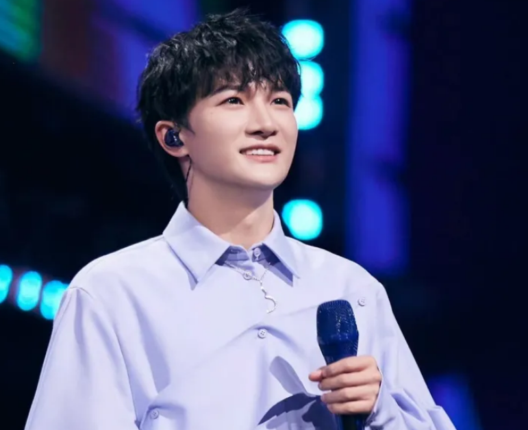 周深|周深演唱《欢乐中国年》,唱出了“欢乐”气氛,及浓厚的年味