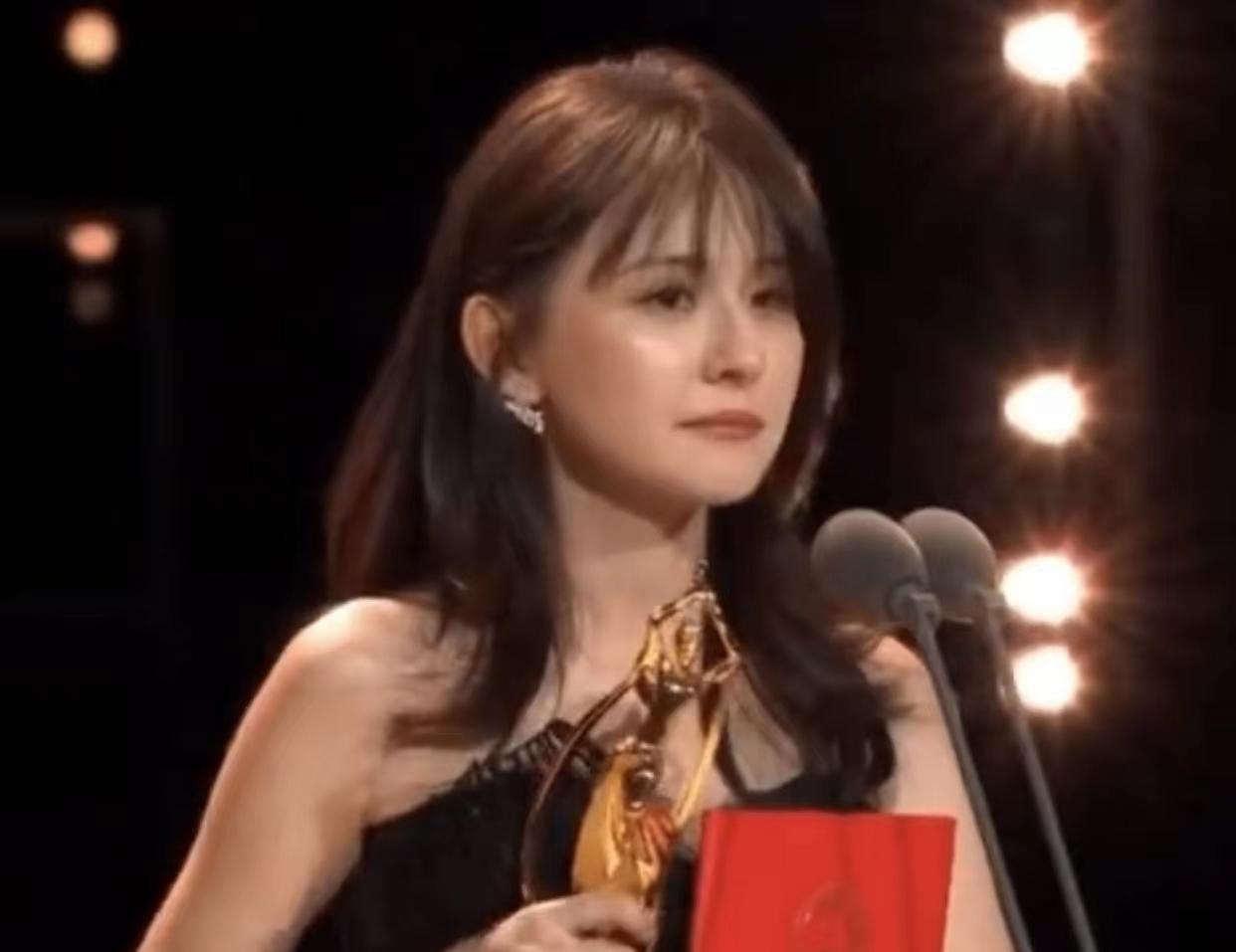 热依扎|孙俪听热依扎获奖感言热泪盈眶,终于轮到好闺蜜,不容易