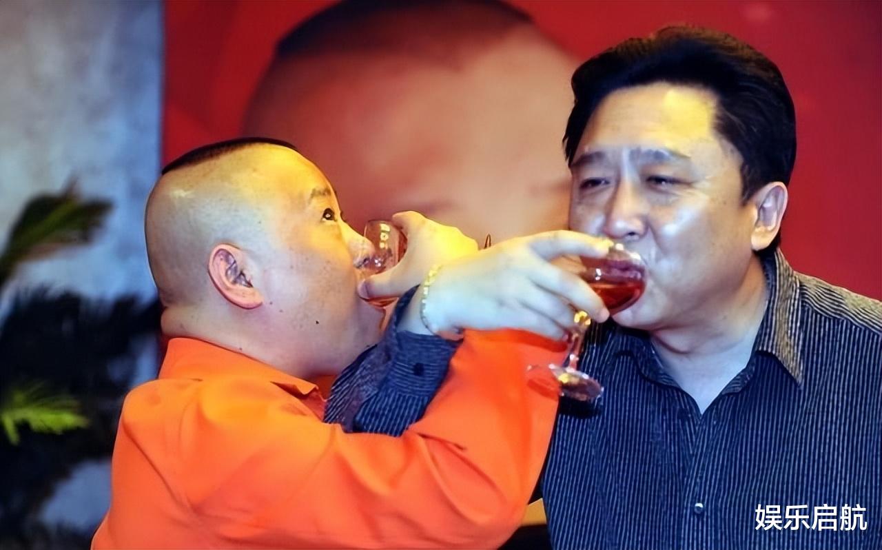 于谦|德云社15周年当天，于谦狂喝20杯扎啤，醉酒上台后的他洋相百出