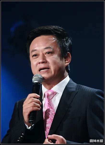 朱军|知名主持人朱军高调晒照，时隔4年现身总台门前，心情十分激动