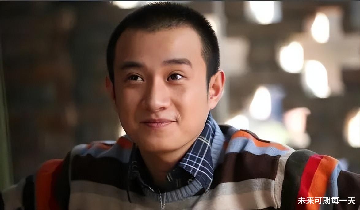 秦岚|助理跪地捧话筒，出门保镖护身，拍戏住五星级酒店，这样的明星大家还在心疼？