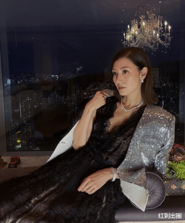 李嘉欣|51岁李嘉欣病危住进ICU，?扛?48小时捡回一命，躺床上鼻孔插着管子