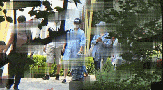 葛优|65岁葛优夫妇公园遛娃！全程紧盯孩子超紧张，细心照顾无微不至