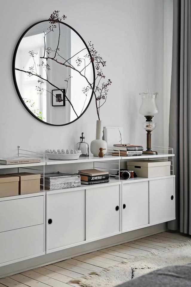 30岁成熟女人白色主题的小户型公寓,非常素净,酒柜和收纳柜很绝