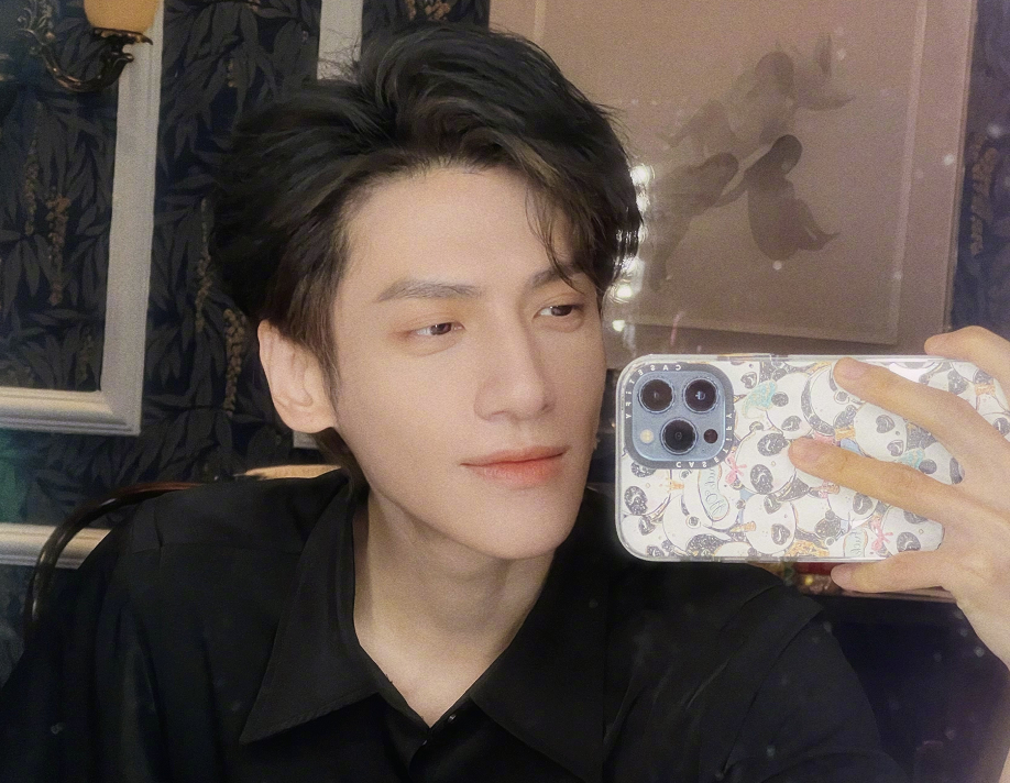 罗云熙|罗云熙过完年后瘦了很多,手背筋突出特别明显