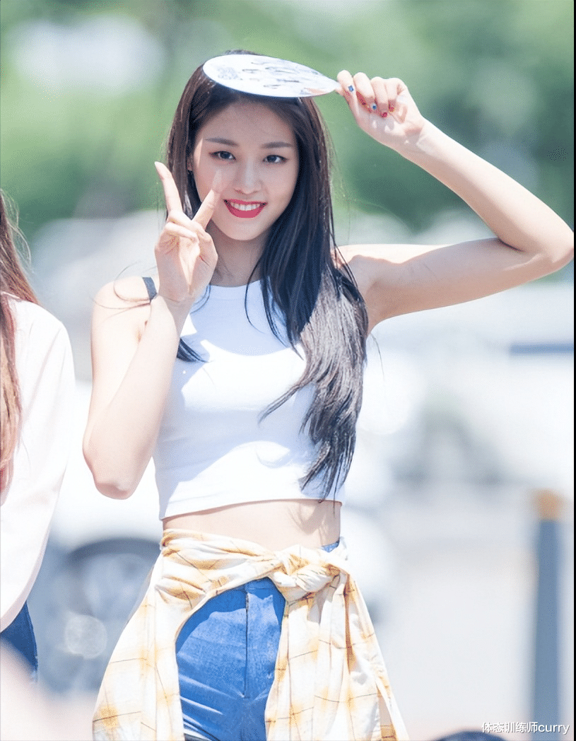 壶铃|她是南韩的“国民女友”,95后成员金雪炫,拥有魔鬼般身材