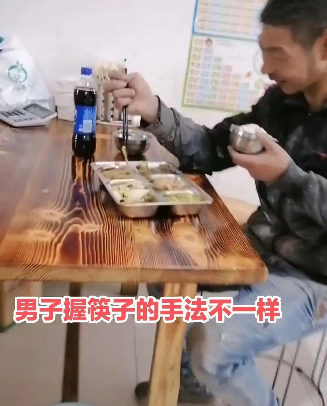 江苏:衣衫褴褛男子吃10元素菜快餐,边吃边笑,网友边看边流泪