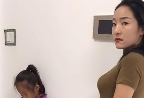 |靠女儿吸粉10.6W,杨子钰妈为开店搬家,称脱掉高跟鞋也可做靓仔