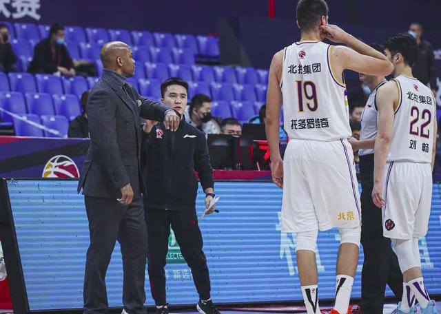 李春江|上海隊(duì)收新消息，馮萊表態(tài)全力支持李春江，郭昊文灌籃回應(yīng)馬布里