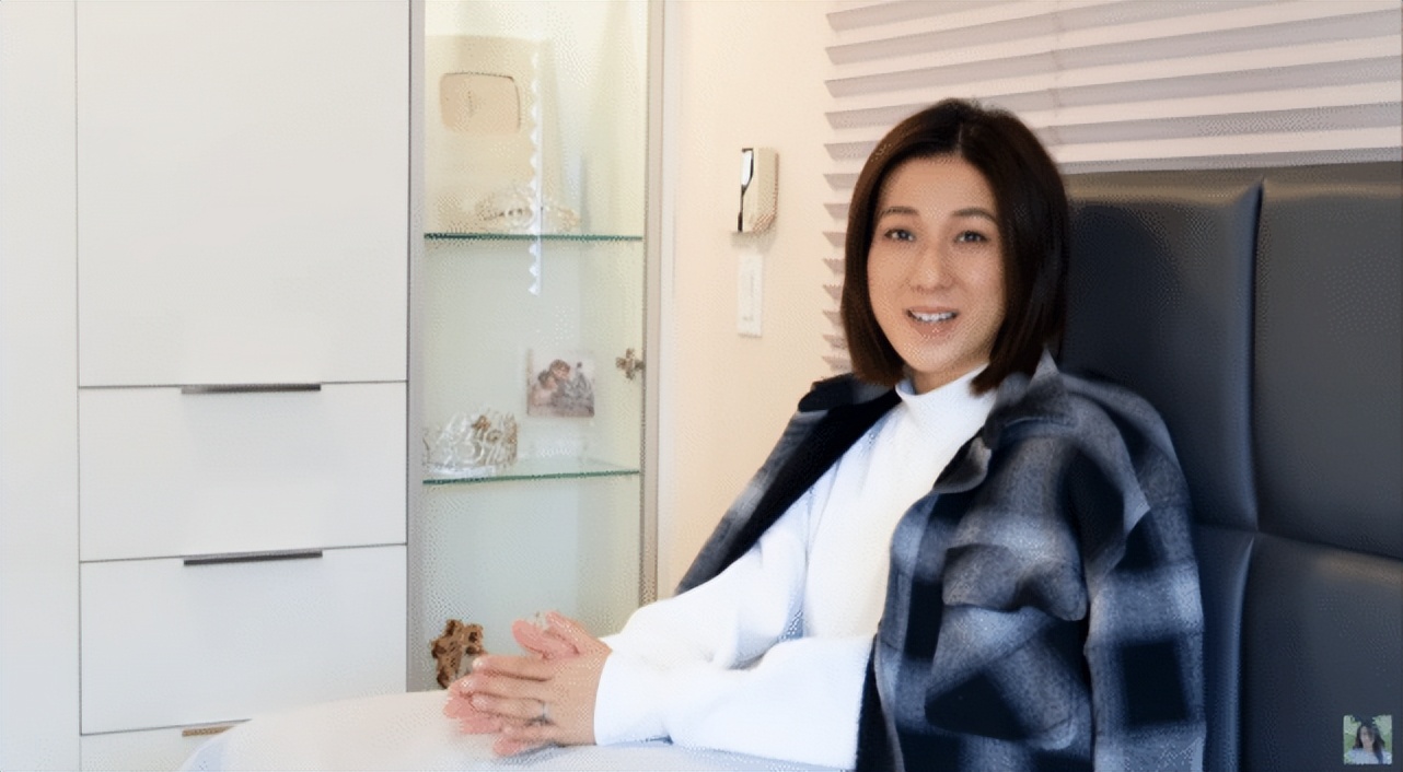 钟嘉欣|钟嘉欣官宣腹中三胎性别是女儿,晒全家福和丈夫越来越有夫妻相