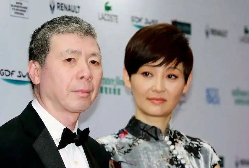 冯小刚|冯小刚否认移民传闻，出国是为了女儿读书，热爱祖国吃不惯西餐