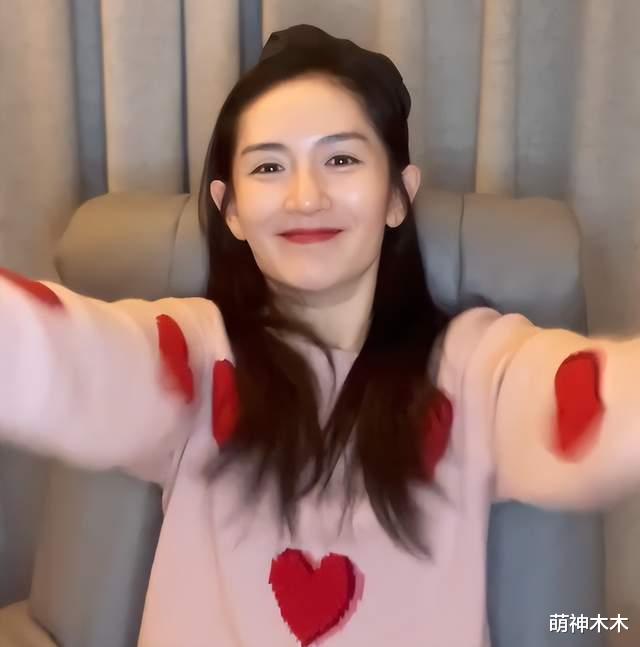 何炅|何炅晚会落泪遭质疑，被曝父亲去世强撑上场，谢娜隔空拥抱惹猜测