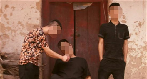 男子仗着有钱当街杀人,受审时极嚣张,富二代:不就开枪整个人吗