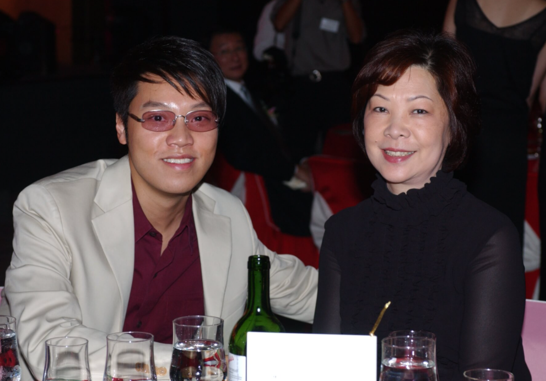 |香港30亿阔太去世，郑嘉颖搀扶母亲现身祭拜，周润发谢霆锋送花圈