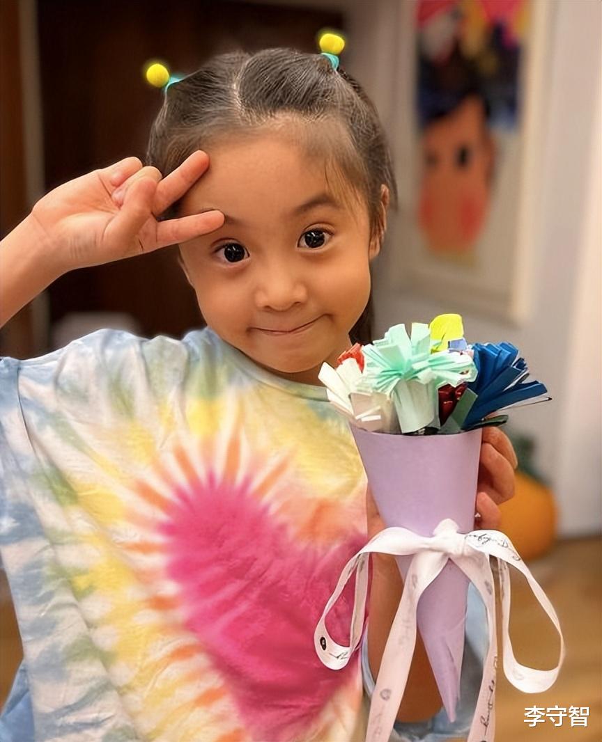 贾静雯|贾静雯开心晒母亲节礼物，咘咘长得像陈意涵，Bo妞更像萧敬腾了