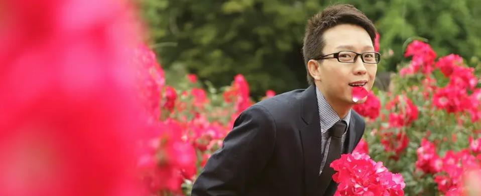 李玉刚|李玉刚国庆节穿唐装行军礼,引发部分网友不满,评论区一片辱骂声