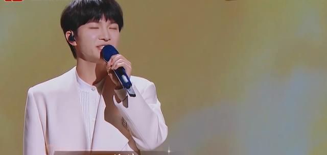 周深|周深的《向光而行》我听了，说说我的看法吧！