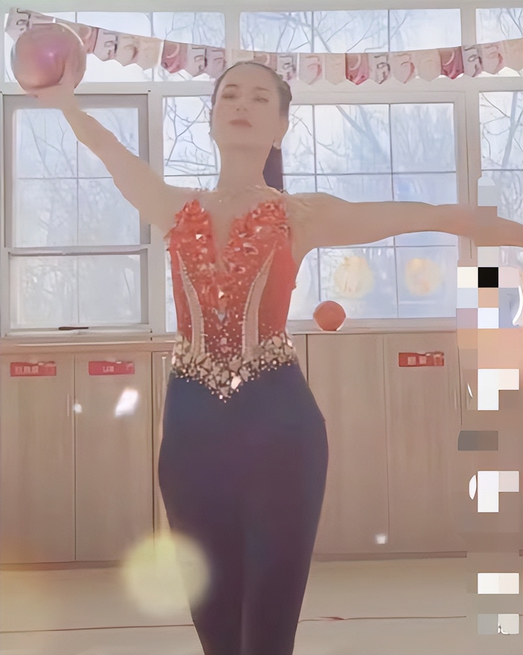 李若彤|55岁李若彤穿包臀抹胸连衣裙被曝光！露精致锁骨，网友：不老女神