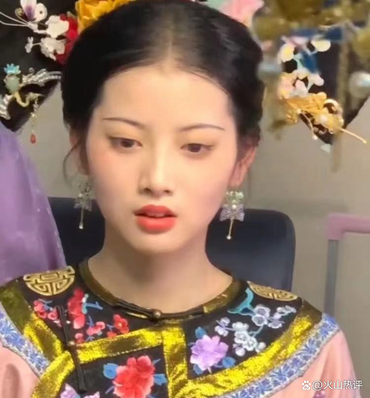 四川女子穿清宫服打麻将,妆容精致让人百看不厌,网友:太喜欢了