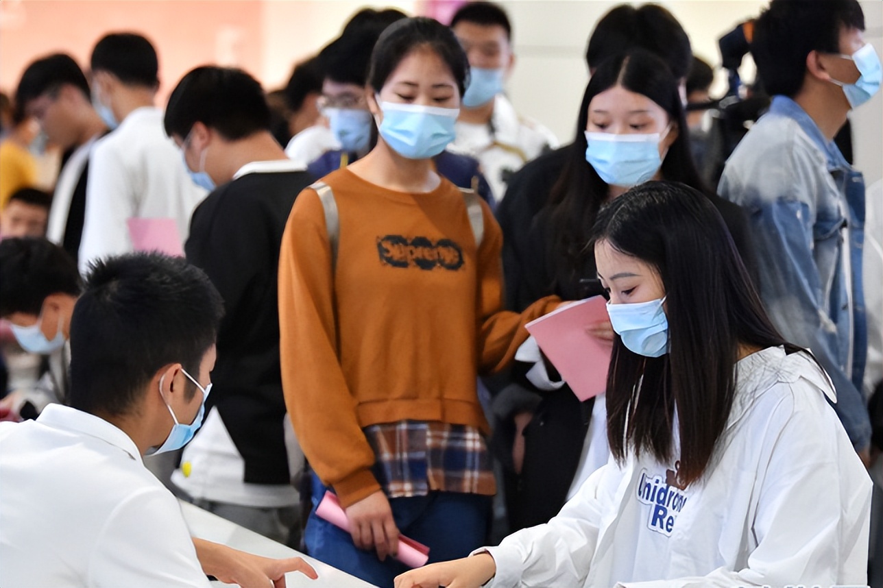 大学生|月薪超过三万元的人，都是什么学历？毕业生看完后沉默了