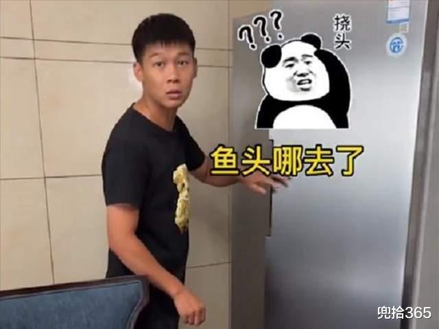 小伙提着30斤的大鱼挣表现,准岳母一番神操作,气得当场鼻血直流